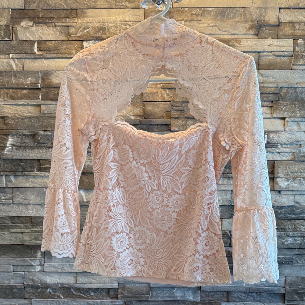 VENUS Delicate Lace Top in soft pink